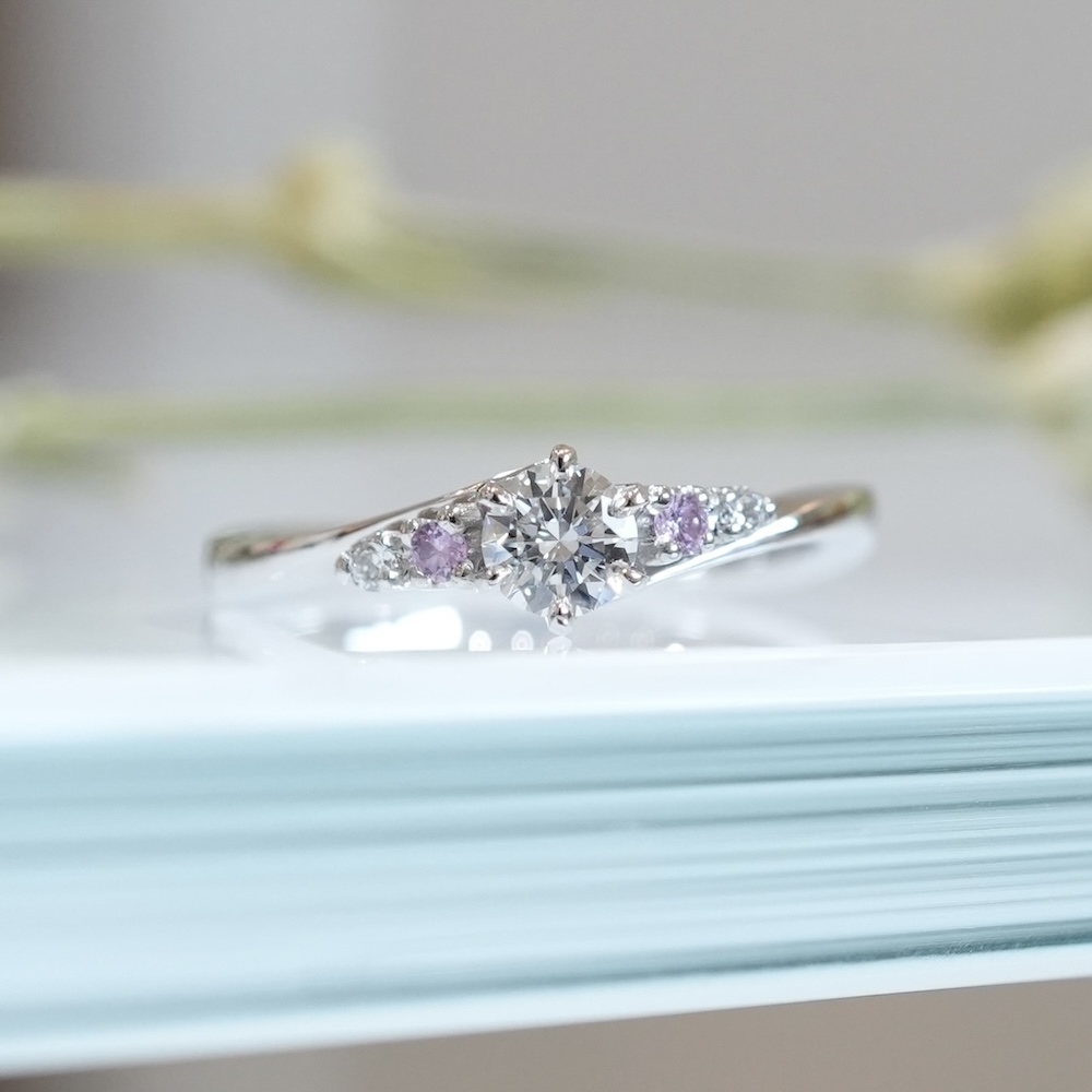 ダイヤモンドとピンクサファイアを留めた婚約指輪