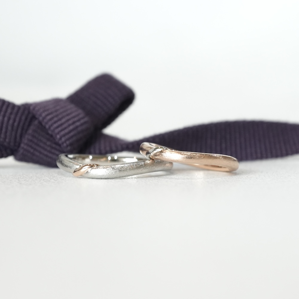 着け心地にこだわるコンビ素材の結婚指輪