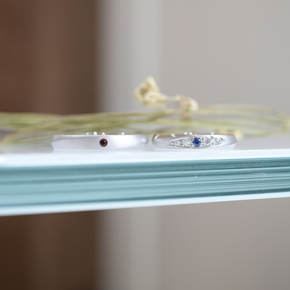 ガーネットとサファイアを留めてお仕立てした結婚指輪