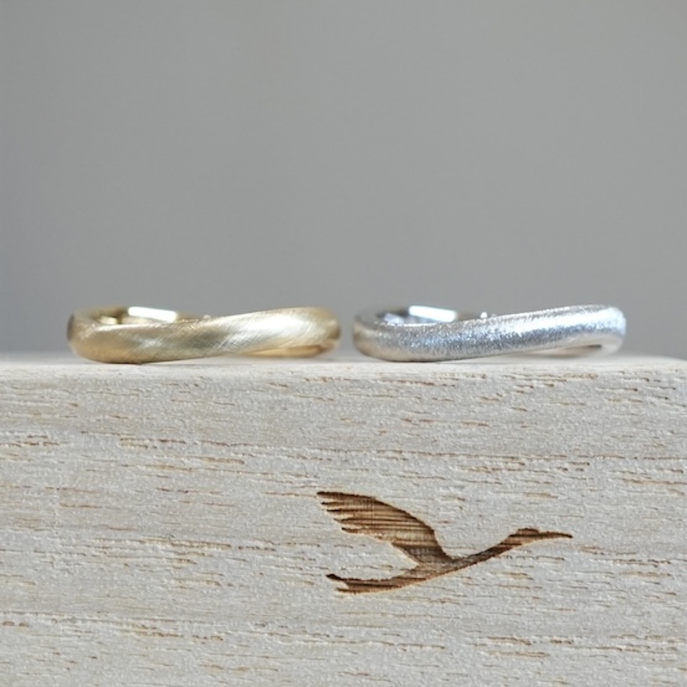 お揃いのフォルムにお好きなマット加工を施した結婚指輪