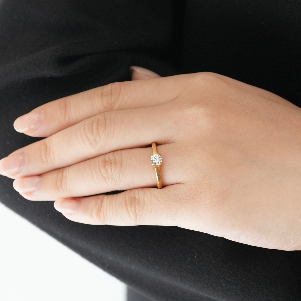 マットゴールドの4本爪の婚約指輪｜鶴 (mikoto)