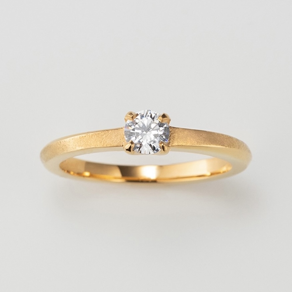 マットゴールドの4本爪の婚約指輪