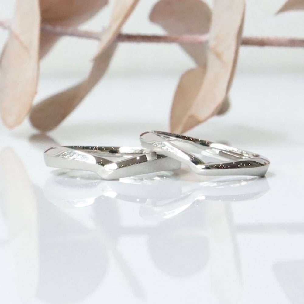 コントラストを楽しめるV字の結婚指輪