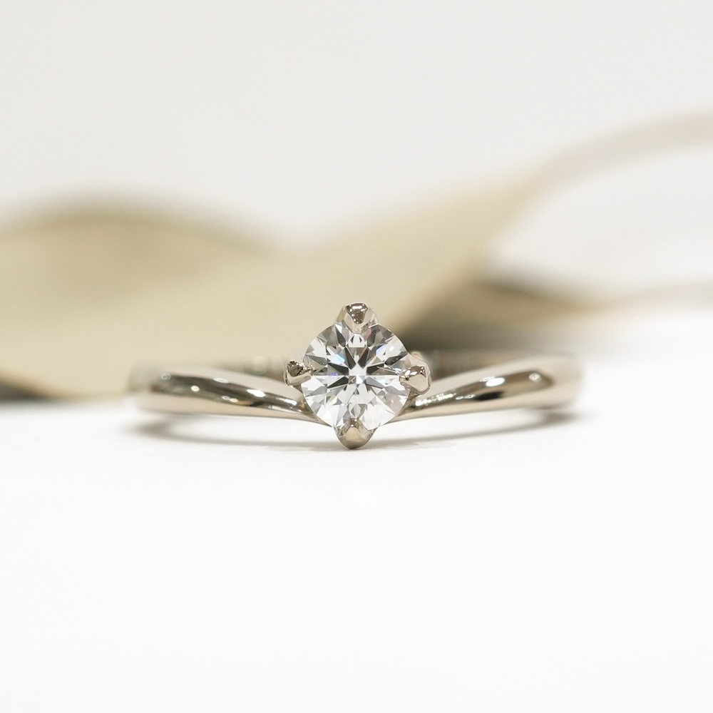 凛と輝くダイヤモンドが際立つ婚約指輪