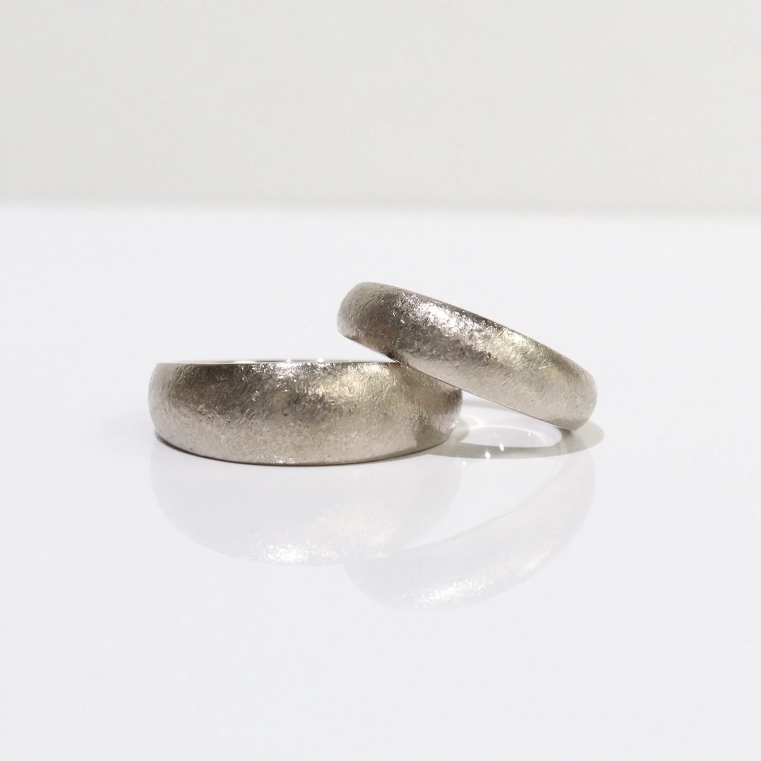 幅の太い結婚指輪