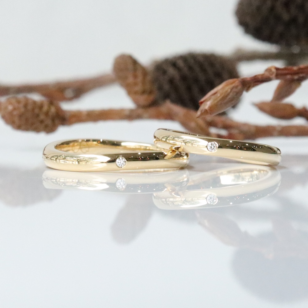 シンプルなゴールドの結婚指輪