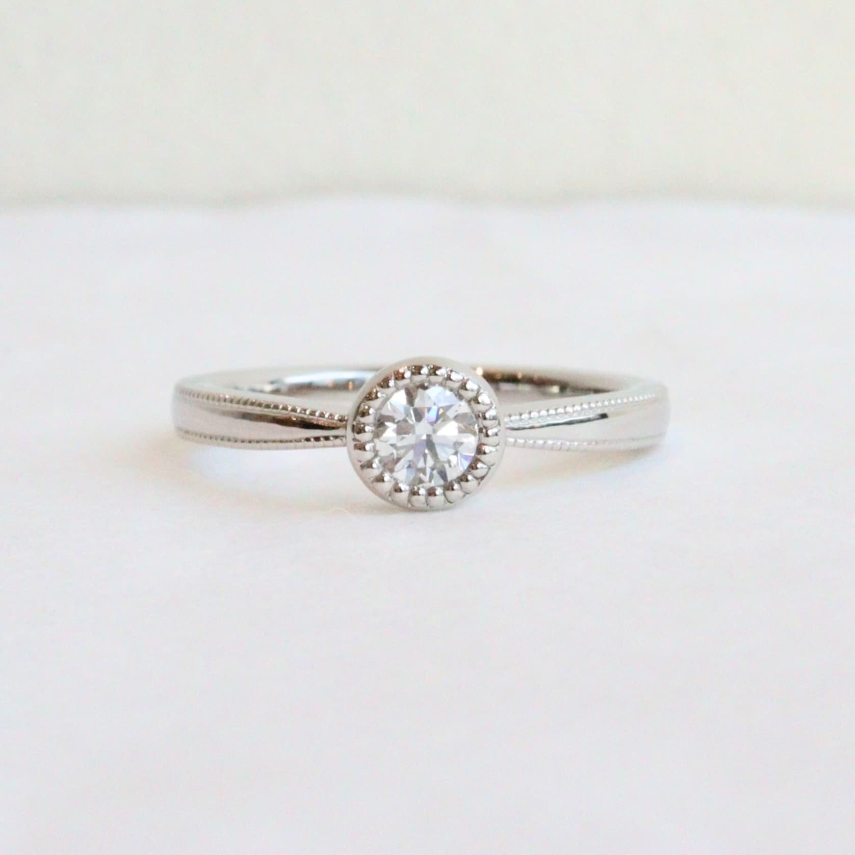 ミルグレインを施した日常使いしやすい婚約指輪