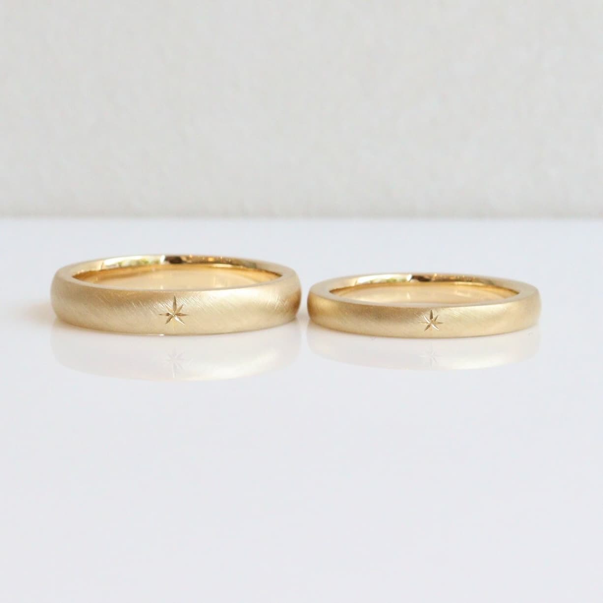 星の彫りを施した結婚指輪